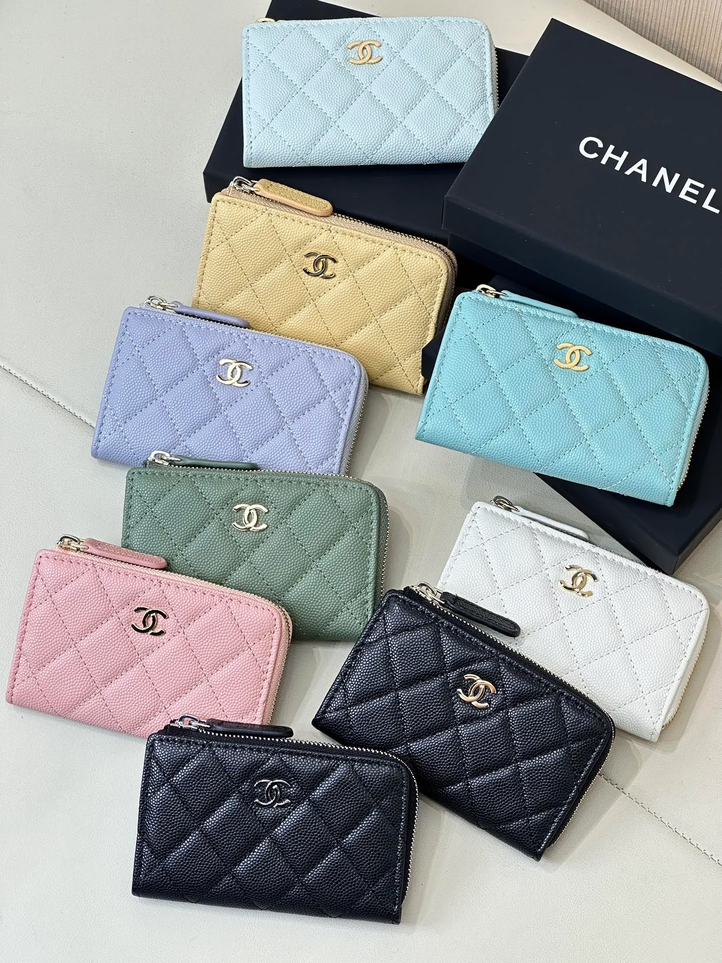 0221 There are hundreds of CHANE* classic coin purses in stock, trading company orders. The remaining quantities are shipped in large quantities. The stock quantity is limited on a first-come, first-served basis. I have to say that this kind of coin purse is so rare. Whether it is an external street shooting model or an Internet celebrity, they all like to carry a small bag with a concave shape, making the whole person appear delicate and well-behaved.  There are three materials in total, sheepskin/caviar leather/patent leather! Everyone chooses according to their own preferences! There are also many colors, including classic black and white, and macaron colors that have become popular in the past two years. Each color is truly fresh and everlasting! You can place coins, cards and other items inside. Even if you don't put it in your bag, you can easily stuff it into your pocket. It's easy to take in and out, and it also has great appearance! Size: 12-7cm