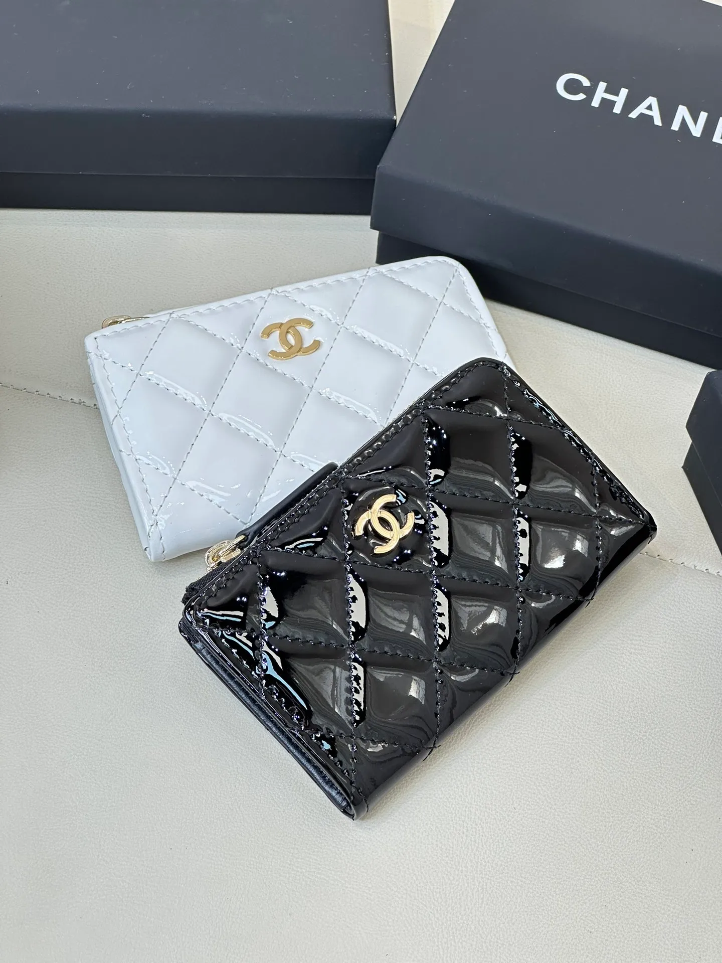 0221 There are hundreds of CHANE* classic coin purses in stock, trading company orders. The remaining quantities are shipped in large quantities. The stock quantity is limited on a first-come, first-served basis. I have to say that this kind of coin purse is so rare. Whether it is an external street shooting model or an Internet celebrity, they all like to carry a small bag with a concave shape, making the whole person appear delicate and well-behaved.  There are three materials in total, sheepskin/caviar leather/patent leather! Everyone chooses according to their own preferences! There are also many colors, including classic black and white, and macaron colors that have become popular in the past two years. Each color is truly fresh and everlasting! You can place coins, cards and other items inside. Even if you don't put it in your bag, you can easily stuff it into your pocket. It's easy to take in and out, and it also has great appearance! Size: 12-7cm