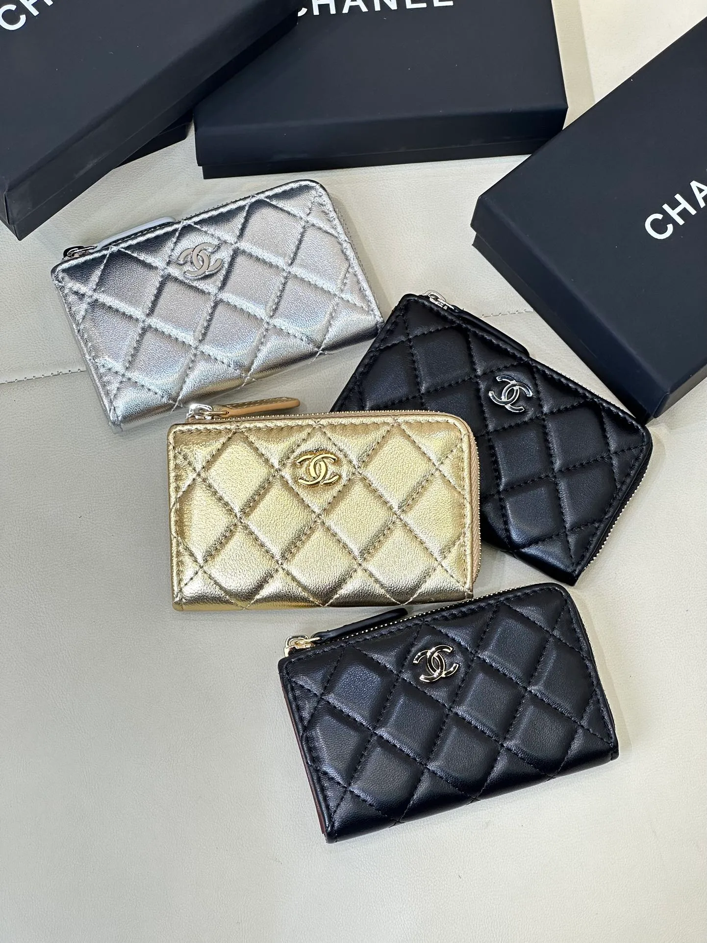 0221 There are hundreds of CHANE* classic coin purses in stock, trading company orders. The remaining quantities are shipped in large quantities. The stock quantity is limited on a first-come, first-served basis. I have to say that this kind of coin purse is so rare. Whether it is an external street shooting model or an Internet celebrity, they all like to carry a small bag with a concave shape, making the whole person appear delicate and well-behaved.  There are three materials in total, sheepskin/caviar leather/patent leather! Everyone chooses according to their own preferences! There are also many colors, including classic black and white, and macaron colors that have become popular in the past two years. Each color is truly fresh and everlasting! You can place coins, cards and other items inside. Even if you don't put it in your bag, you can easily stuff it into your pocket. It's easy to take in and out, and it also has great appearance! Size: 12-7cm