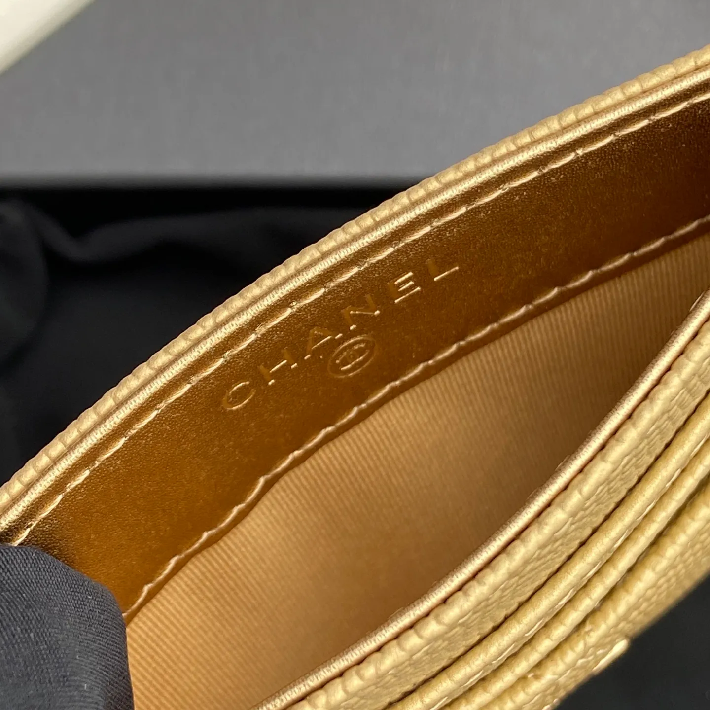 Xiaoxiang imported Italian leather Item number: A 4472 Price: 240 Size: w11×h10cm Color: Golden fine ball Golden steel mark