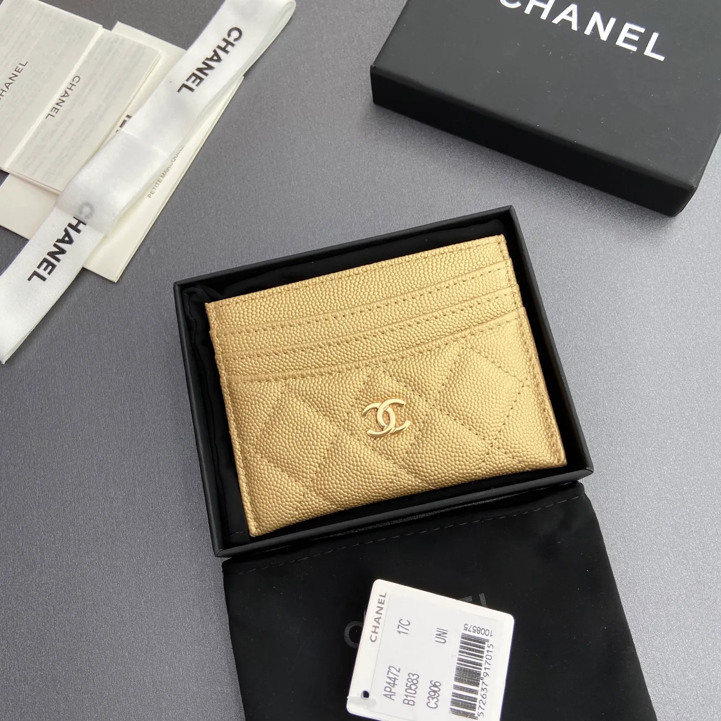 Xiaoxiang imported Italian leather Item number: A 4472 Price: 240 Size: w11×h10cm Color: Golden fine ball Golden steel mark