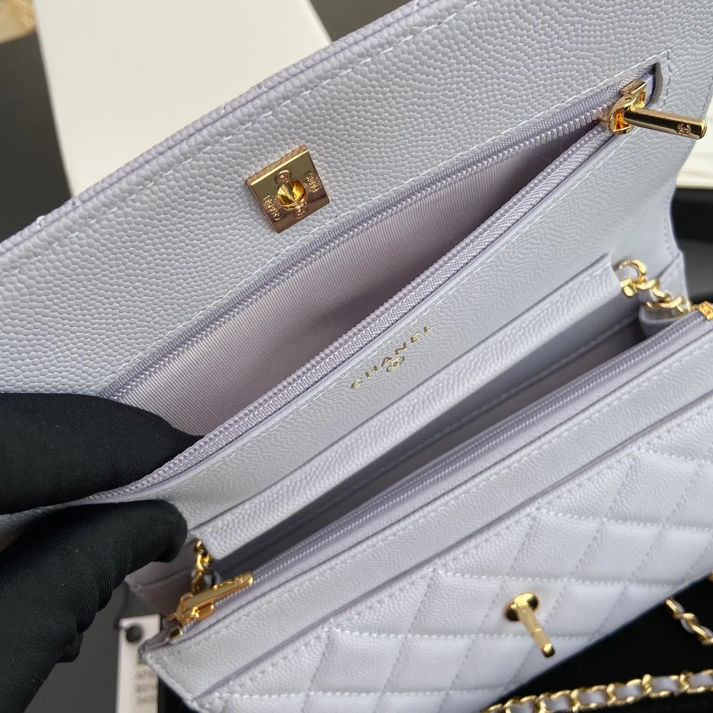Xiaoxiang imported Italian lambskin [upgraded version] Item number: AP8482 💰700 Size: w20×h13×d3.5cm Color: light purple fine ball pattern golden steel mark
