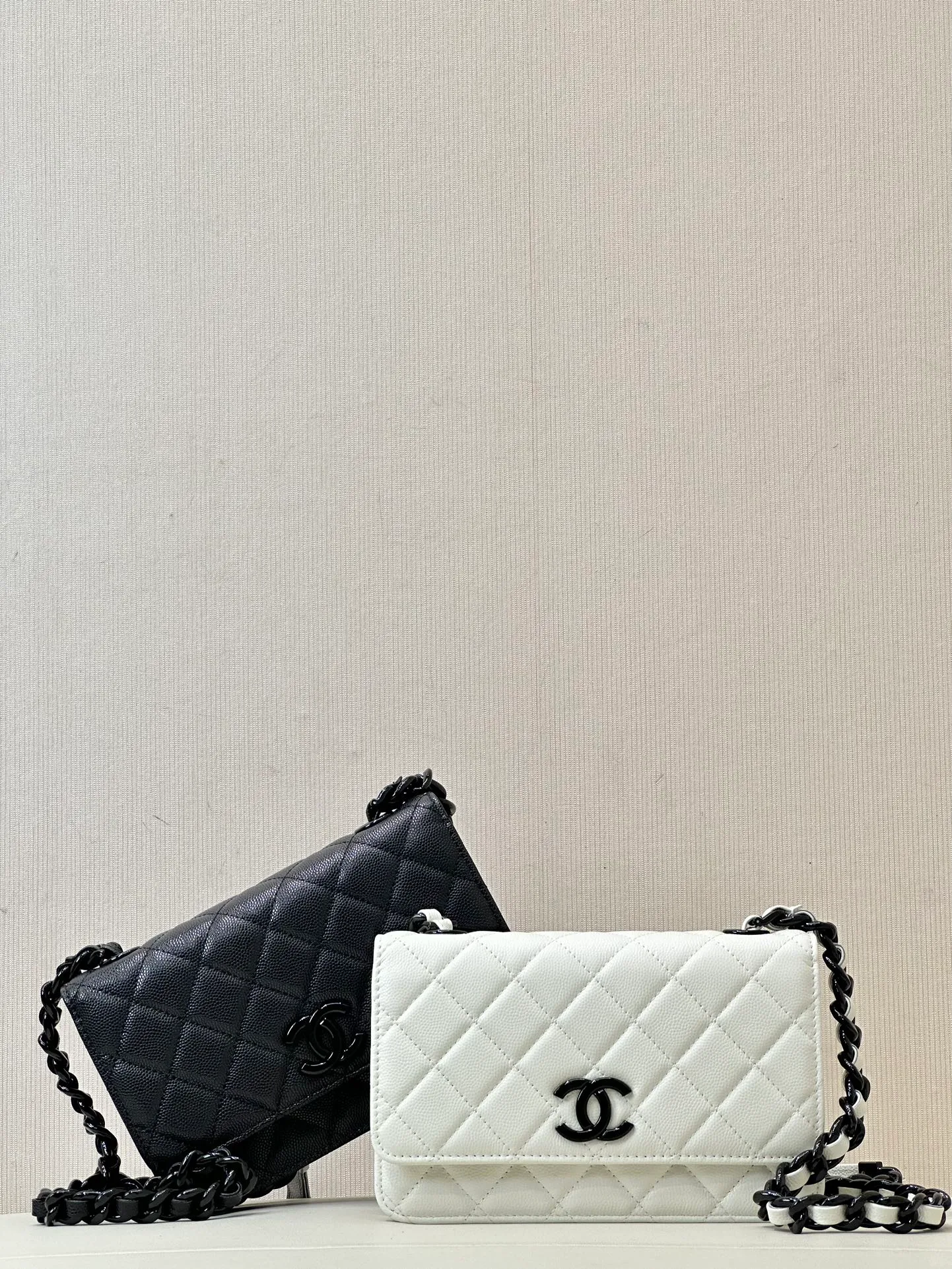 81059 Grandma’s Panda 🐼 bag is coming~ This bag feels really cool at first glance. The caviar cowhide is paired with all-black painted hardware. The shoulder strap hardware chain is also thicker than the regular CF~ The bag shape is a classic WOC small bag design, with a classic double C buckle. It’s super easy to use and unique, you just can’t put it down. The body of the bag is made of classic caviar cowhide. It’s also Coco Handle’s special caviar skin! The grainy texture of the leather is 100% consistent with ZP. The hardware is made of advanced electrophoresis technology and baked paint process. This kind of high-grade hardware will be difficult to discolor under normal use unless it is deliberately polished. For orders from old channels, there are only a dozen or so in stock. If you like it, you can quickly make an appointment. Size: 19-12-4cm