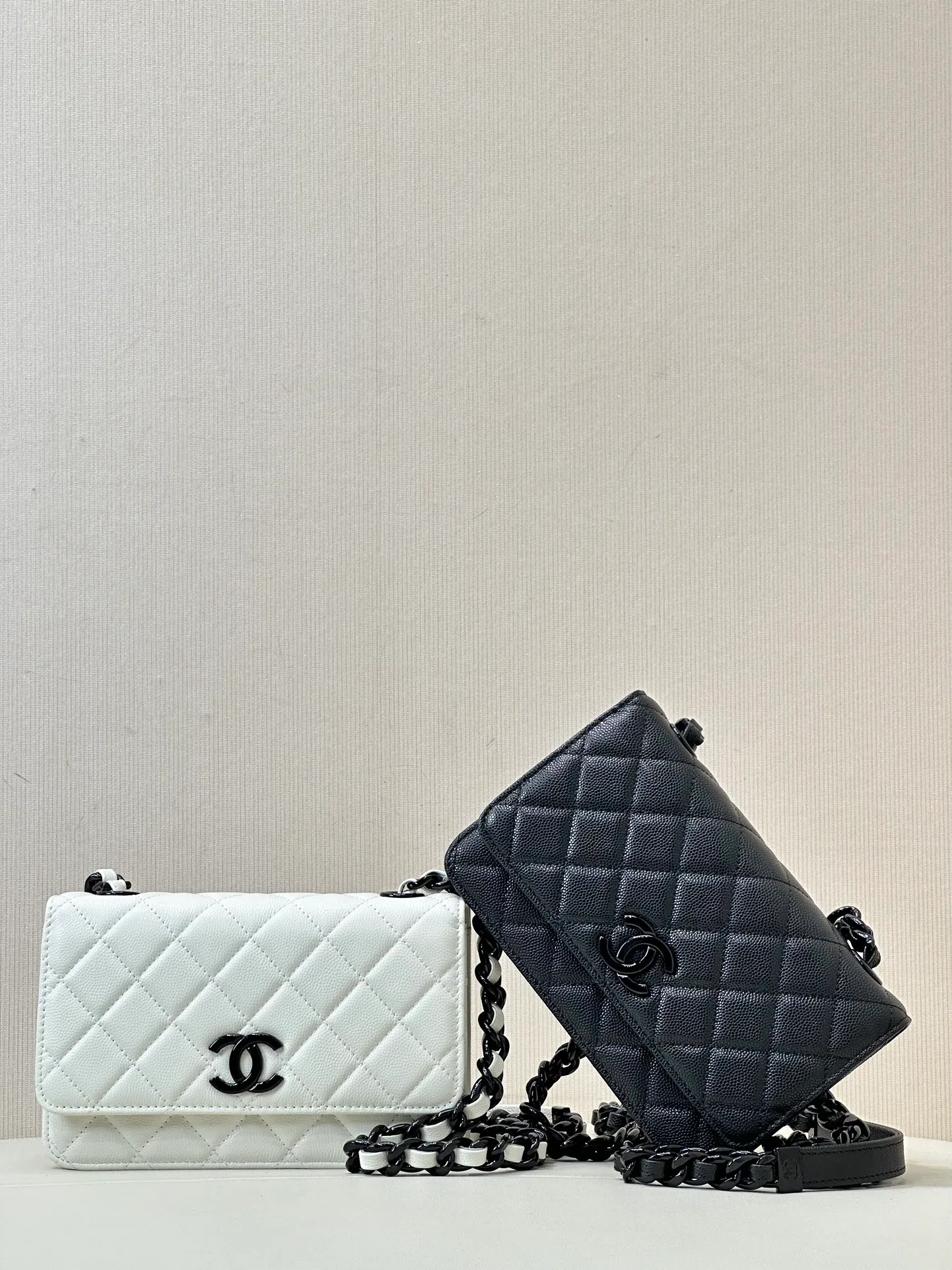 81059 Grandma’s Panda 🐼 bag is coming~ This bag feels really cool at first glance. The caviar cowhide is paired with all-black painted hardware. The shoulder strap hardware chain is also thicker than the regular CF~ The bag shape is a classic WOC small bag design, with a classic double C buckle. It’s super easy to use and unique, you just can’t put it down. The body of the bag is made of classic caviar cowhide. It’s also Coco Handle’s special caviar skin! The grainy texture of the leather is 100% consistent with ZP. The hardware is made of advanced electrophoresis technology and baked paint process. This kind of high-grade hardware will be difficult to discolor under normal use unless it is deliberately polished. For orders from old channels, there are only a dozen or so in stock. If you like it, you can quickly make an appointment. Size: 19-12-4cm