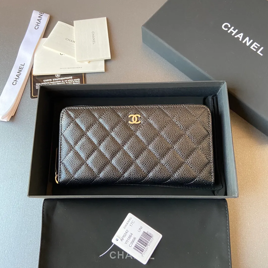 Xiaoxiang imported Italian cowhide Item number: AP484 Price: 520 (with pocket metal pull tag) Size: w19.5×h10.5×d2cm Color: black ball pattern silver steel mark