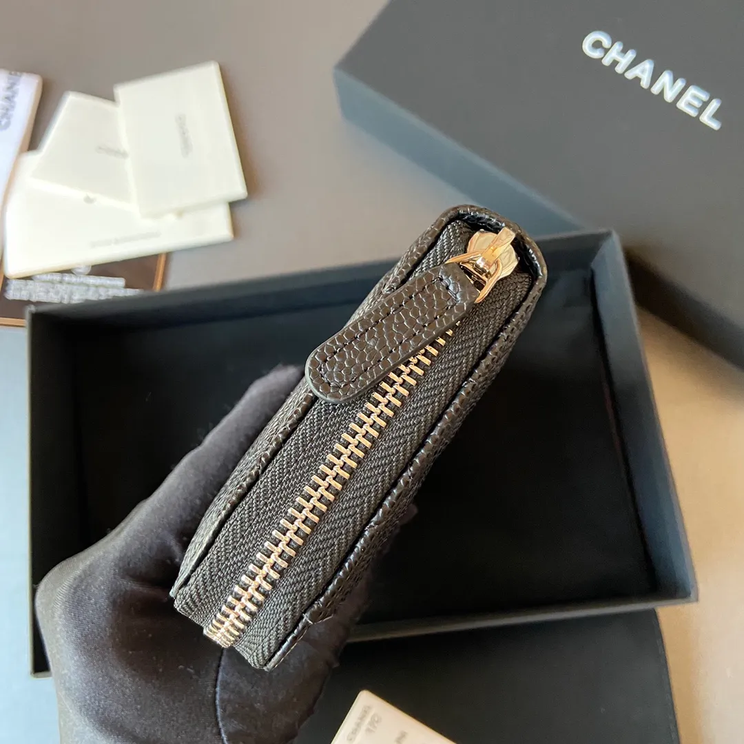 Xiaoxiang imported Italian cowhide Item number: AP484 Price: 520 (with pocket metal pull tag) Size: w19.5×h10.5×d2cm Color: black ball pattern silver steel mark