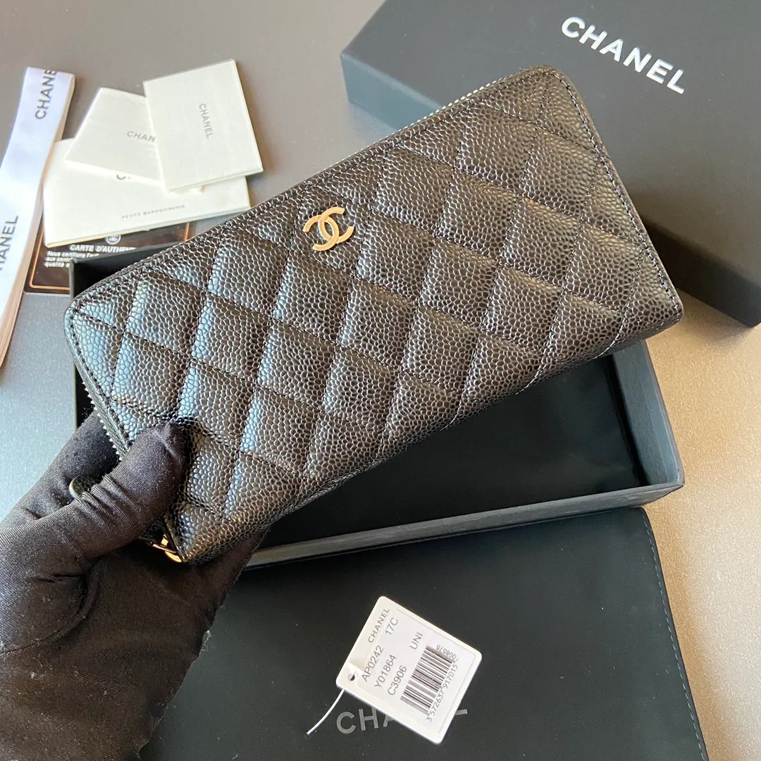 Xiaoxiang imported Italian cowhide Item number: AP484 Price: 520 (with pocket metal pull tag) Size: w19.5×h10.5×d2cm Color: black ball pattern silver steel mark