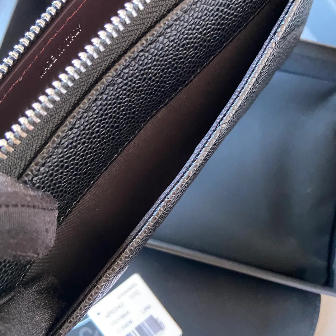 Xiaoxiang imported Italian cowhide Item number: AP484 Price: 520 (with pocket metal pull tag) Size: w19.5×h10.5×d2cm Color: black ball pattern silver steel mark