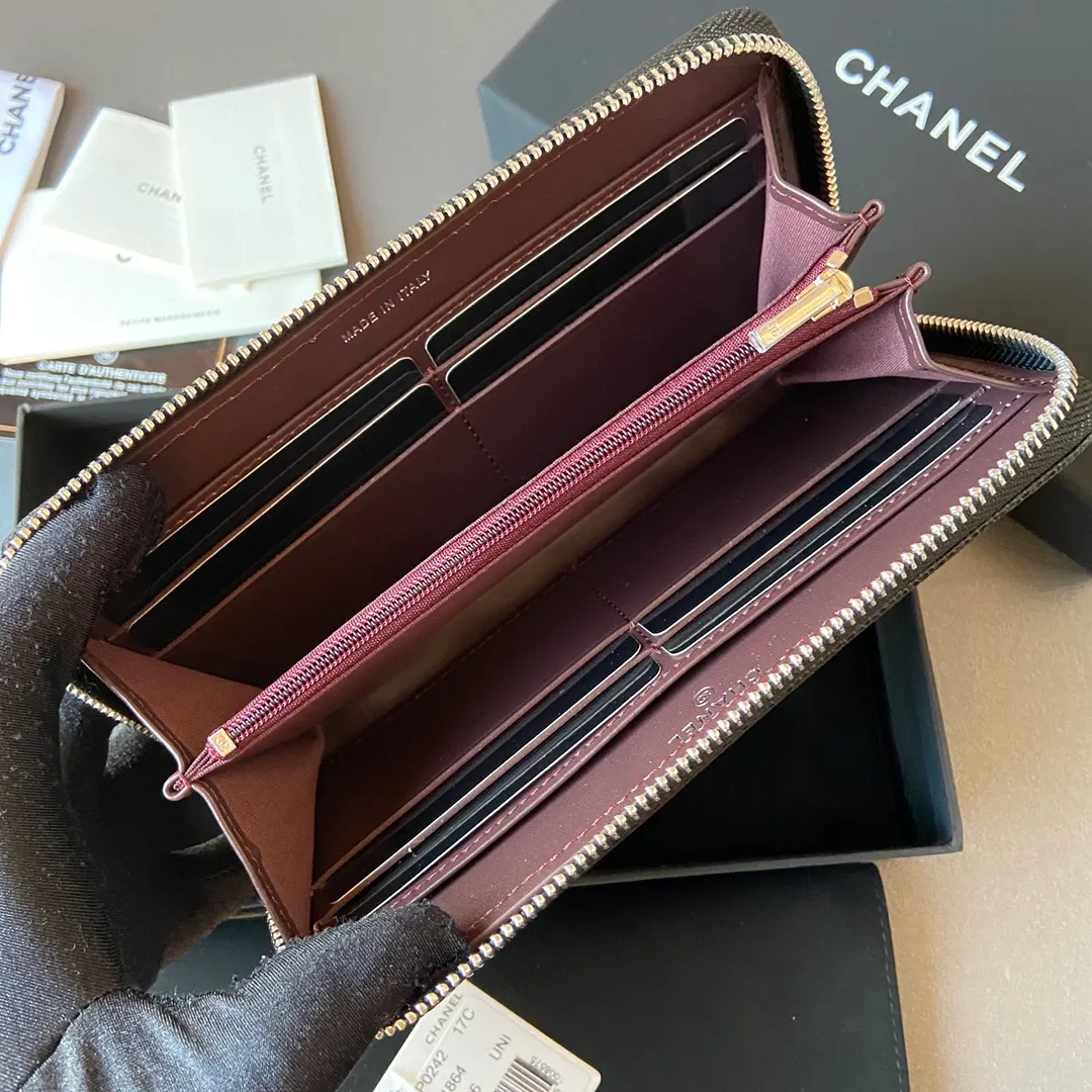 Xiaoxiang imported Italian cowhide Item number: AP484 Price: 520 (with pocket metal pull tag) Size: w19.5×h10.5×d2cm Color: black ball pattern silver steel mark