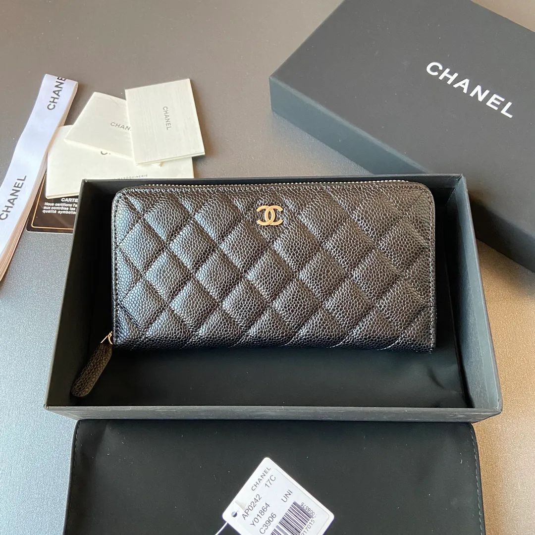 Xiaoxiang imported Italian cowhide Item number: AP484 Price: 520 (with pocket metal pull tag) Size: w19.5×h10.5×d2cm Color: black ball pattern silver steel mark