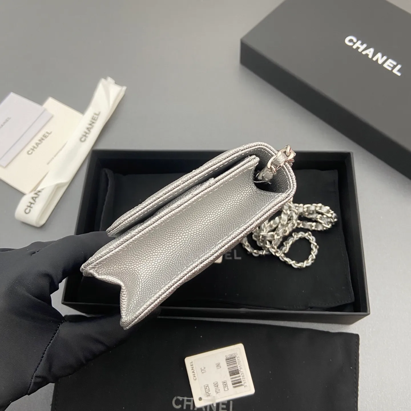 Xiaoxiang imported Italian caviar cowhide Item No.: A0250 Price: 640 Size: w20×h13×d3.5cm Color: Silver fine ball pattern silver steel mark