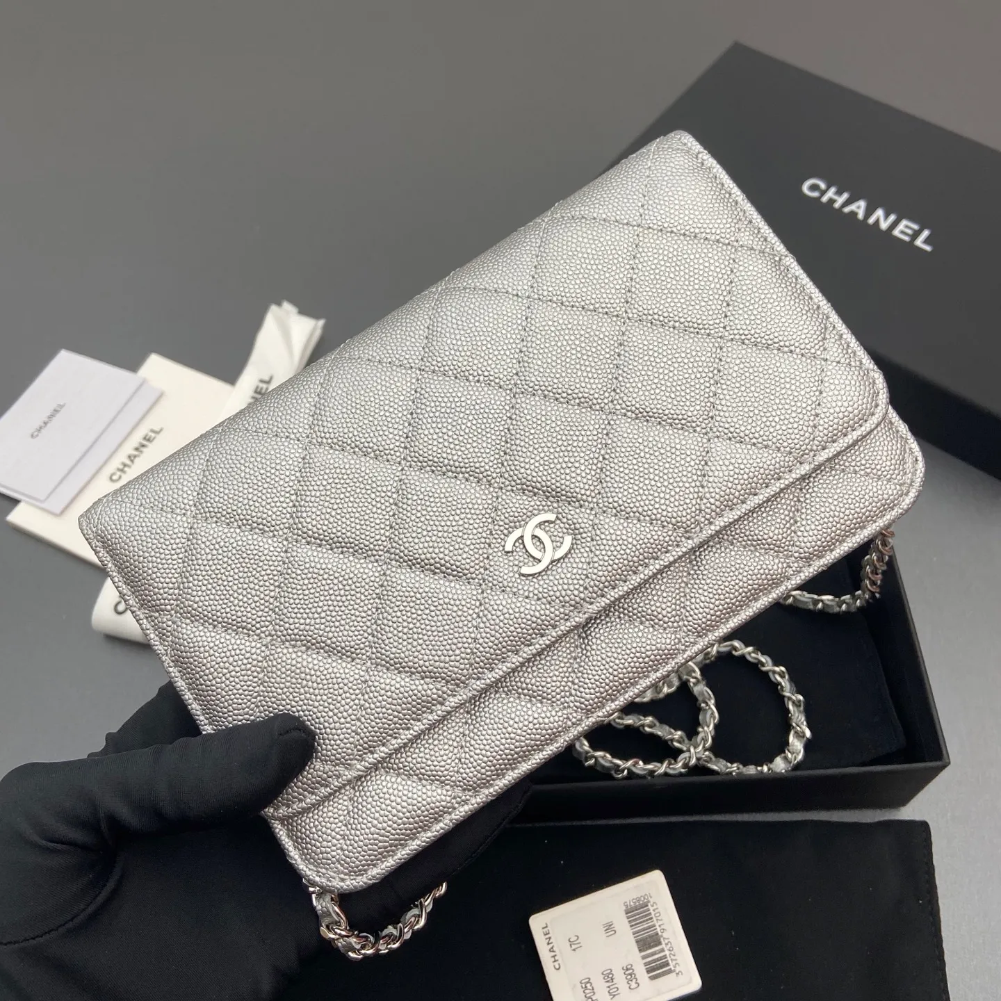 Xiaoxiang imported Italian caviar cowhide Item No.: A0250 Price: 640 Size: w20×h13×d3.5cm Color: Silver fine ball pattern silver steel mark