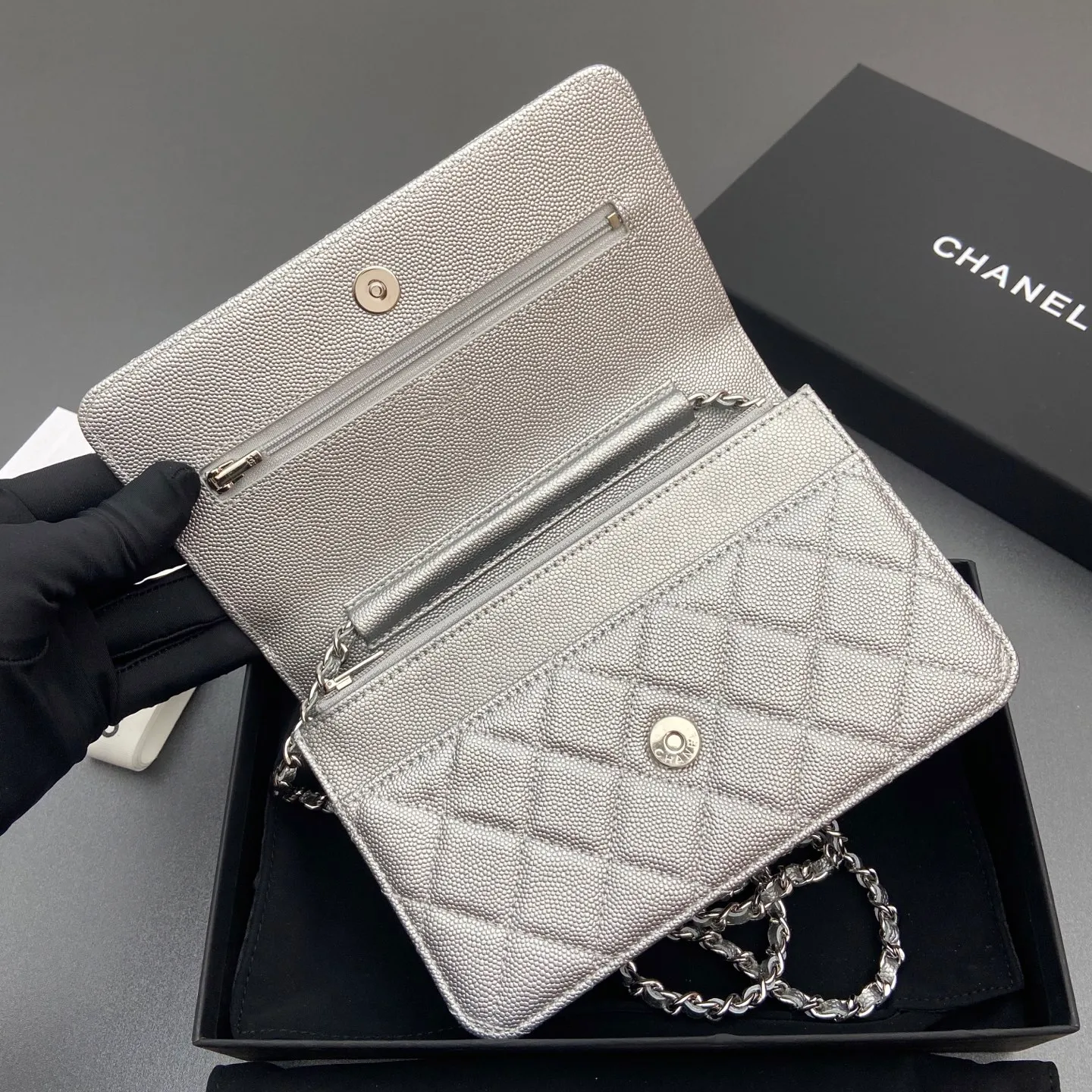 Xiaoxiang imported Italian caviar cowhide Item No.: A0250 Price: 640 Size: w20×h13×d3.5cm Color: Silver fine ball pattern silver steel mark