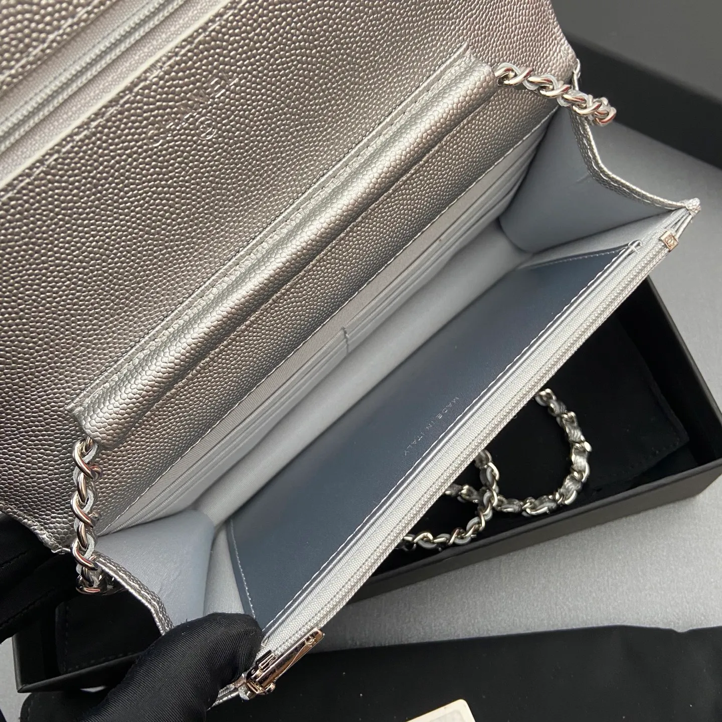 Xiaoxiang imported Italian caviar cowhide Item No.: A0250 Price: 640 Size: w20×h13×d3.5cm Color: Silver fine ball pattern silver steel mark