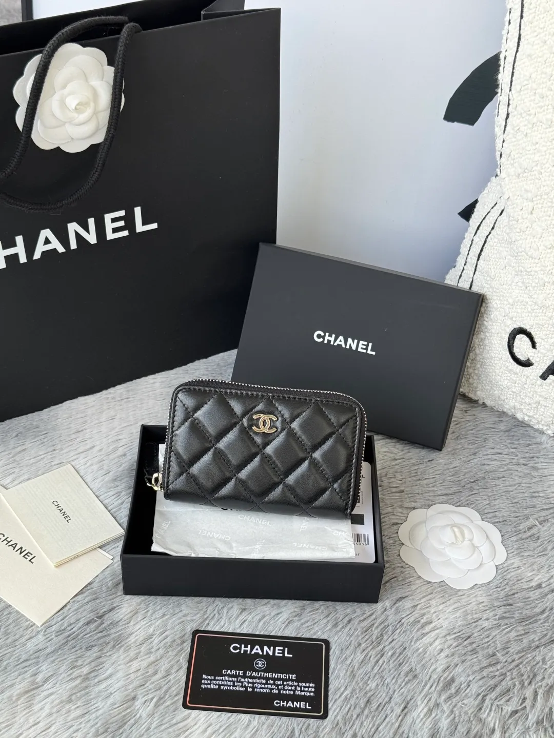 Medium size 💰360💰 finally arrived, chanel 25c oversized zipper bag with zipper inside. First place to eat melon. Large black gold cow coin purse with inner zipper. Made of caviar cowhide. Ginza sa is great. Enthusiastic and patient. I picked up a bunch of black gold card holders. There are several popular coin purses. I went for the L-shaped zipper coin purse. I tried it on the spot. My nails are a little difficult to insert cards. The 25c model is enlarged and looks great. The upgraded version is very practical. Buy it quickly! chanel25c chanel coin purse chanel card holder card holder recommended zipper coin purse chanel number: 3686 (0112) 25c size: 12*5cmx8cmx2cm
