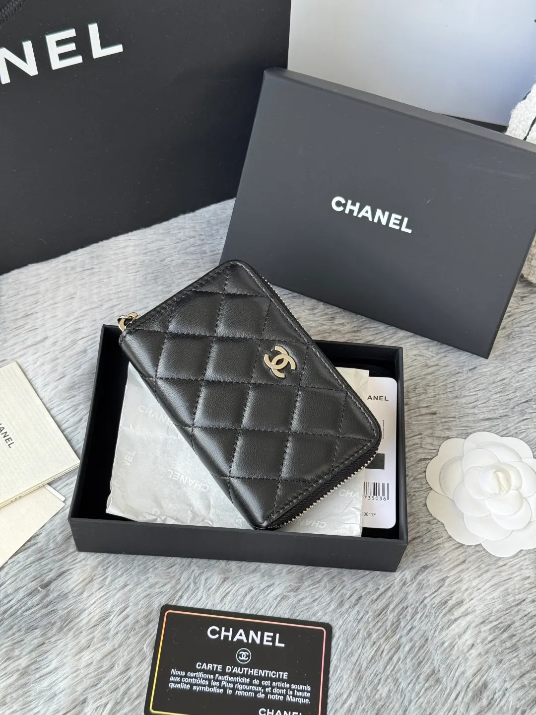 Medium size 💰360💰 finally arrived, chanel 25c oversized zipper bag with zipper inside. First place to eat melon. Large black gold cow coin purse with inner zipper. Made of caviar cowhide. Ginza sa is great. Enthusiastic and patient. I picked up a bunch of black gold card holders. There are several popular coin purses. I went for the L-shaped zipper coin purse. I tried it on the spot. My nails are a little difficult to insert cards. The 25c model is enlarged and looks great. The upgraded version is very practical. Buy it quickly! chanel25c chanel coin purse chanel card holder card holder recommended zipper coin purse chanel number: 3686 (0112) 25c size: 12*5cmx8cmx2cm