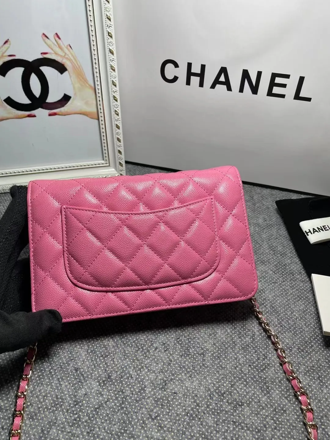 The hot model Chane AP3588 2020 new imported cowhide fine ball pattern woc loves it so much! At first glance, you can tell that the logo is larger than the classic model. Half of it is made of leather and half of it is made of gold chain. It is very delicate. Don’t worry about the capacity. It can fit everything. Size 19cm💰800