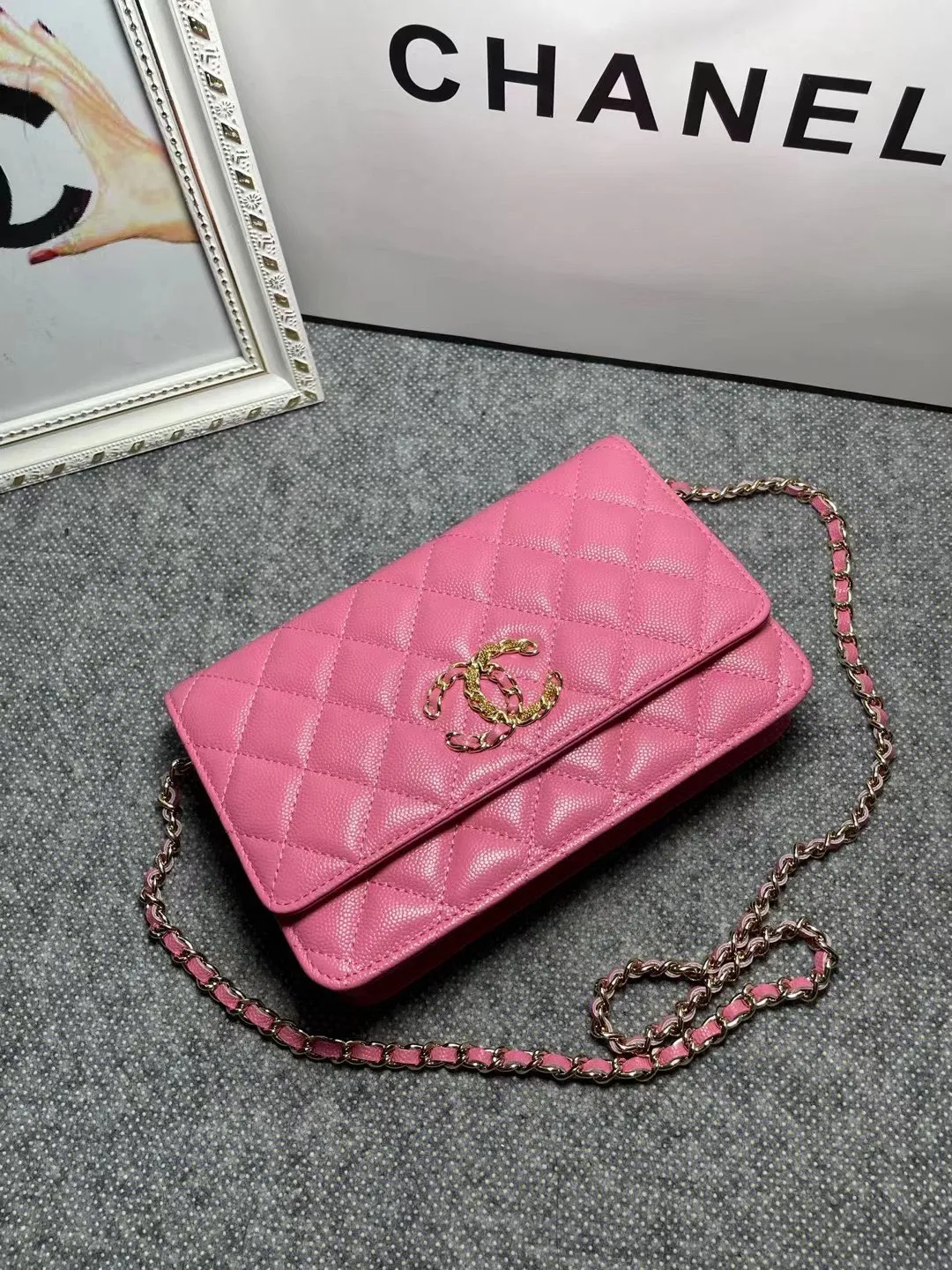 The hot model Chane AP3588 2020 new imported cowhide fine ball pattern woc loves it so much! At first glance, you can tell that the logo is larger than the classic model. Half of it is made of leather and half of it is made of gold chain. It is very delicate. Don’t worry about the capacity. It can fit everything. Size 19cm💰800