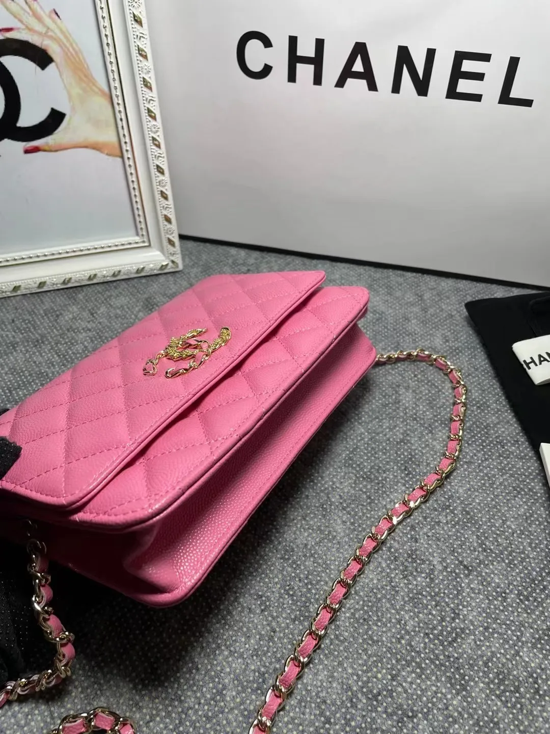 The hot model Chane AP3588 2020 new imported cowhide fine ball pattern woc loves it so much! At first glance, you can tell that the logo is larger than the classic model. Half of it is made of leather and half of it is made of gold chain. It is very delicate. Don’t worry about the capacity. It can fit everything. Size 19cm💰800