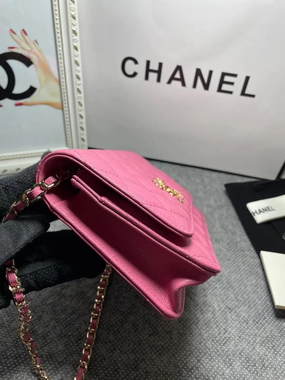 The hot model Chane AP3588 2020 new imported cowhide fine ball pattern woc loves it so much! At first glance, you can tell that the logo is larger than the classic model. Half of it is made of leather and half of it is made of gold chain. It is very delicate. Don’t worry about the capacity. It can fit everything. Size 19cm💰800