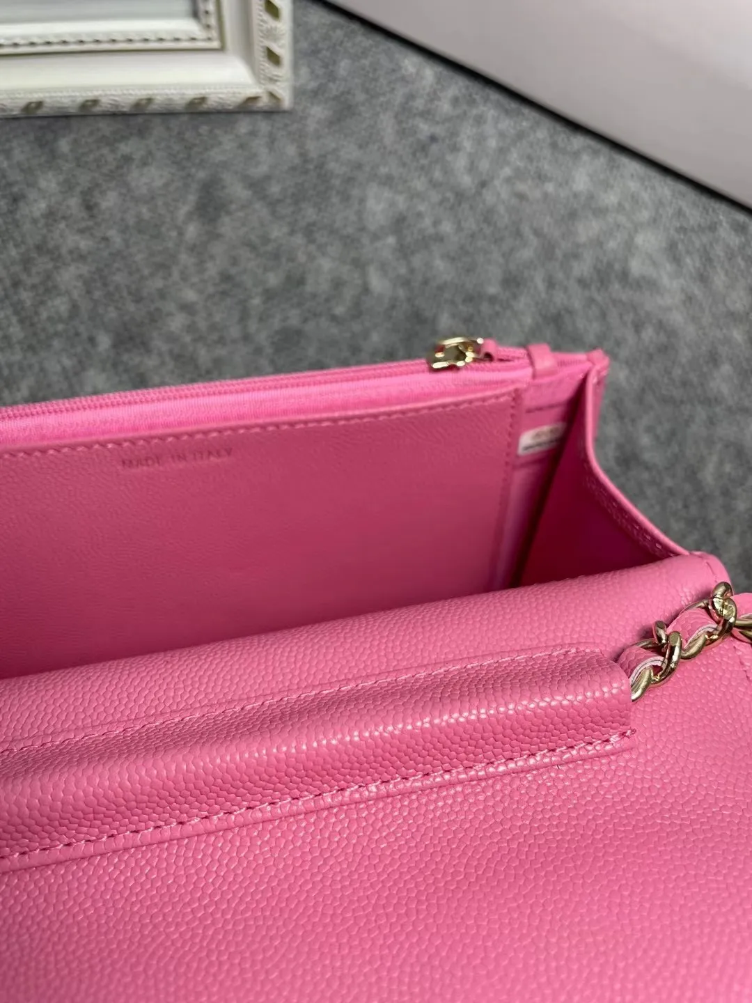 The hot model Chane AP3588 2020 new imported cowhide fine ball pattern woc loves it so much! At first glance, you can tell that the logo is larger than the classic model. Half of it is made of leather and half of it is made of gold chain. It is very delicate. Don’t worry about the capacity. It can fit everything. Size 19cm💰800