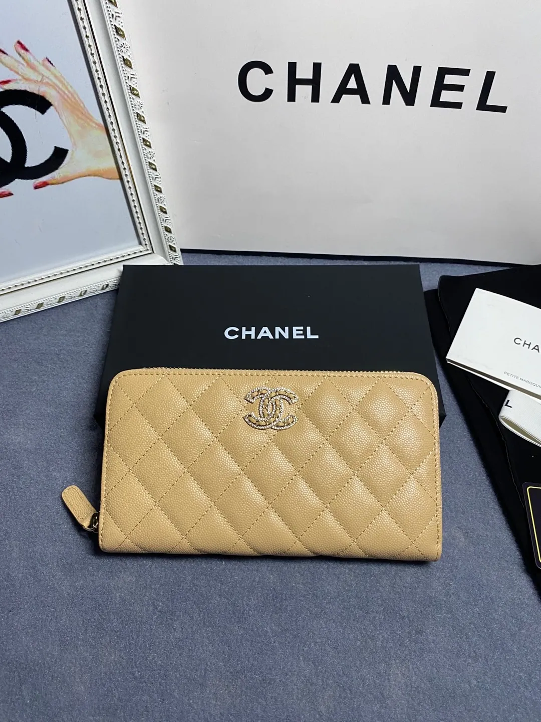22 new styles. CHANEL. Zippered long clip wallet has arrived❤️Top-layer cowhide with new luogo, the same design surrounded by diamonds on the side of the leather❤️The details are so beautiful❤️Model number Ap5478B size 10*19.5*2.5cm💰560