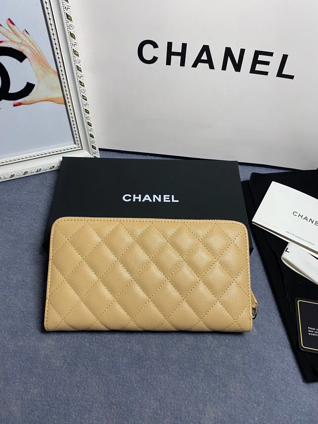 22 new styles. CHANEL. Zippered long clip wallet has arrived❤️Top-layer cowhide with new luogo, the same design surrounded by diamonds on the side of the leather❤️The details are so beautiful❤️Model number Ap5478B size 10*19.5*2.5cm💰560