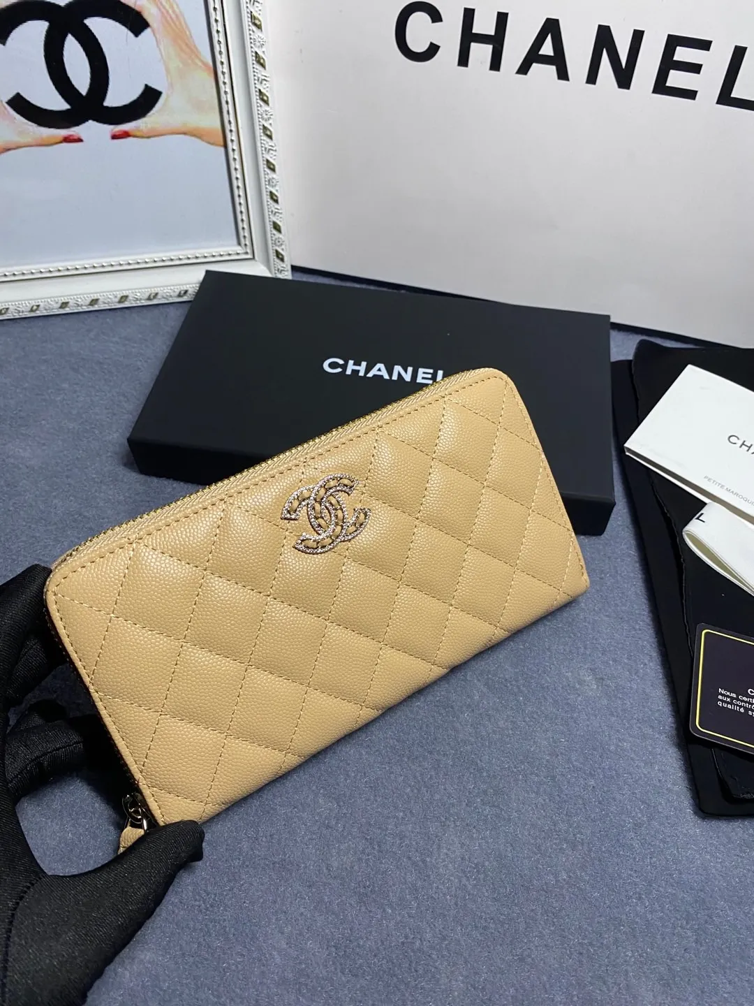 22 new styles. CHANEL. Zippered long clip wallet has arrived❤️Top-layer cowhide with new luogo, the same design surrounded by diamonds on the side of the leather❤️The details are so beautiful❤️Model number Ap5478B size 10*19.5*2.5cm💰560