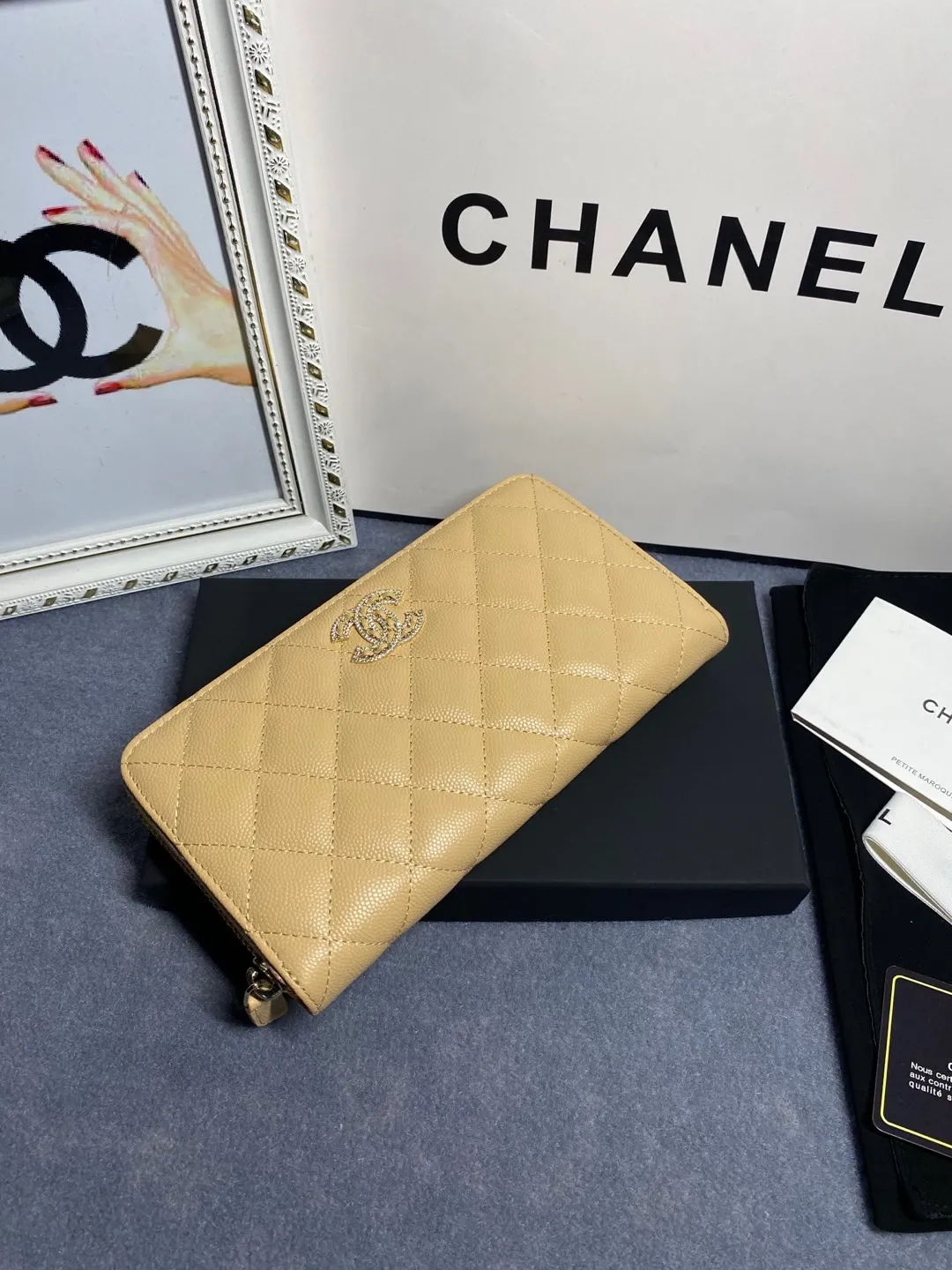22 new styles. CHANEL. Zippered long clip wallet has arrived❤️Top-layer cowhide with new luogo, the same design surrounded by diamonds on the side of the leather❤️The details are so beautiful❤️Model number Ap5478B size 10*19.5*2.5cm💰560