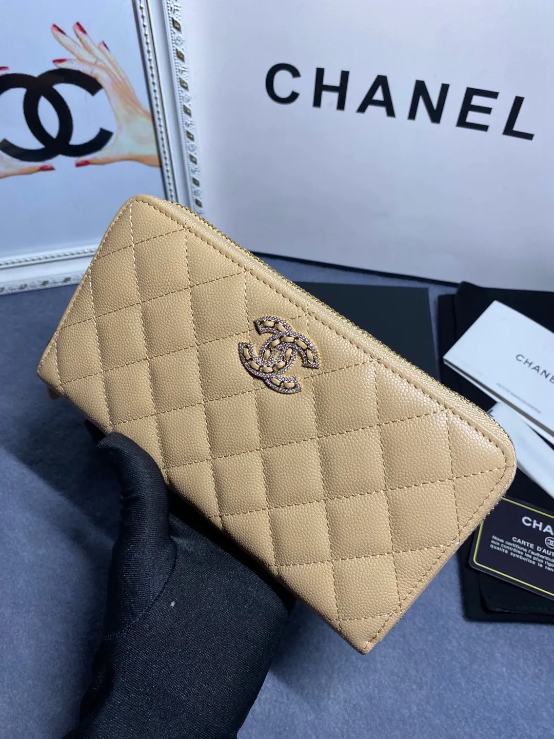 22 new styles. CHANEL. Zippered long clip wallet has arrived❤️Top-layer cowhide with new luogo, the same design surrounded by diamonds on the side of the leather❤️The details are so beautiful❤️Model number Ap5478B size 10*19.5*2.5cm💰560