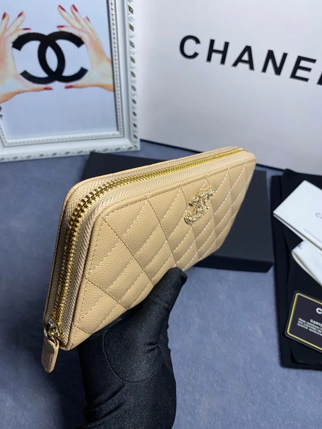 22 new styles. CHANEL. Zippered long clip wallet has arrived❤️Top-layer cowhide with new luogo, the same design surrounded by diamonds on the side of the leather❤️The details are so beautiful❤️Model number Ap5478B size 10*19.5*2.5cm💰560