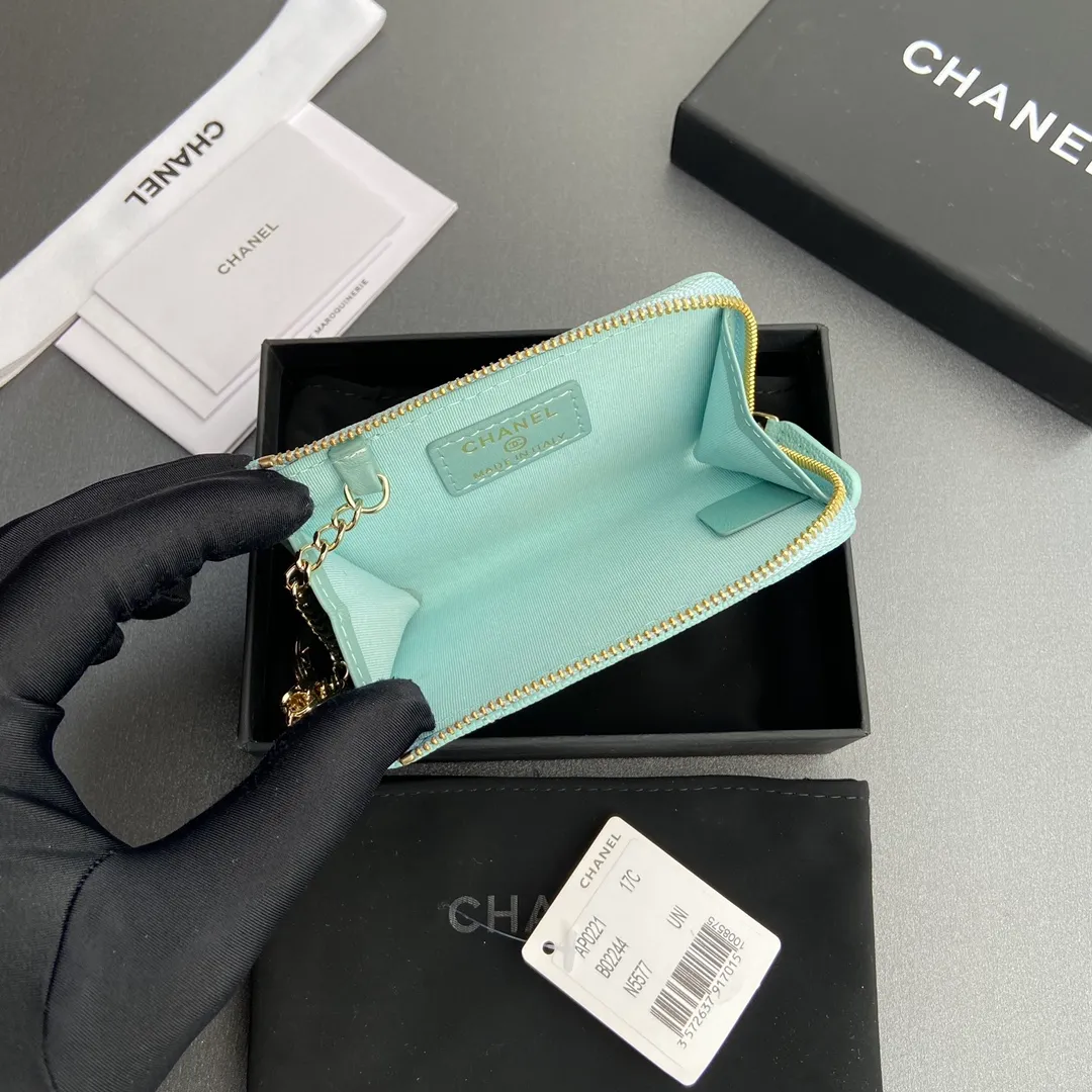 [Special grade hardware original leather] 💰320 Xiaoxiang small zipper bag card holder series Hook chain quilted card holder with iconic metal logo Gold tone metal hardware, special Italian imported leather 1 card slot wallet bag, 1 hook chain Number: 0221 Haze blue thin ball light gold Size: w11.5×h7.5×1.5cm