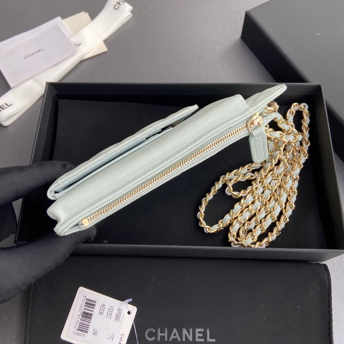 Xiaoxiang imported Italian grain cowhide Item number: AP1980 Price: 540 Color: light blue fine ball pattern gold buckle Size: w18.5×h9×d3cm