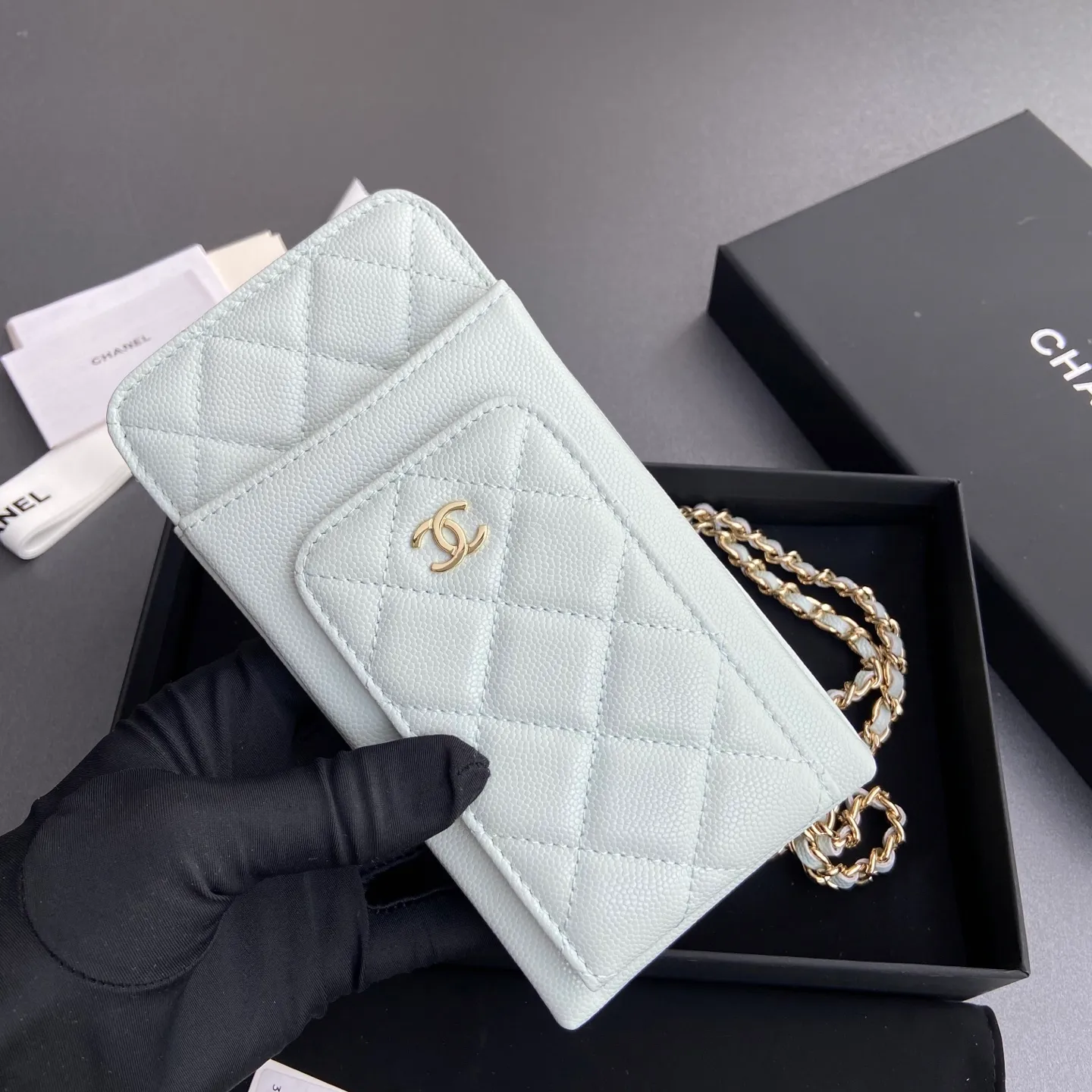 Xiaoxiang imported Italian grain cowhide Item number: AP1980 Price: 540 Color: light blue fine ball pattern gold buckle Size: w18.5×h9×d3cm
