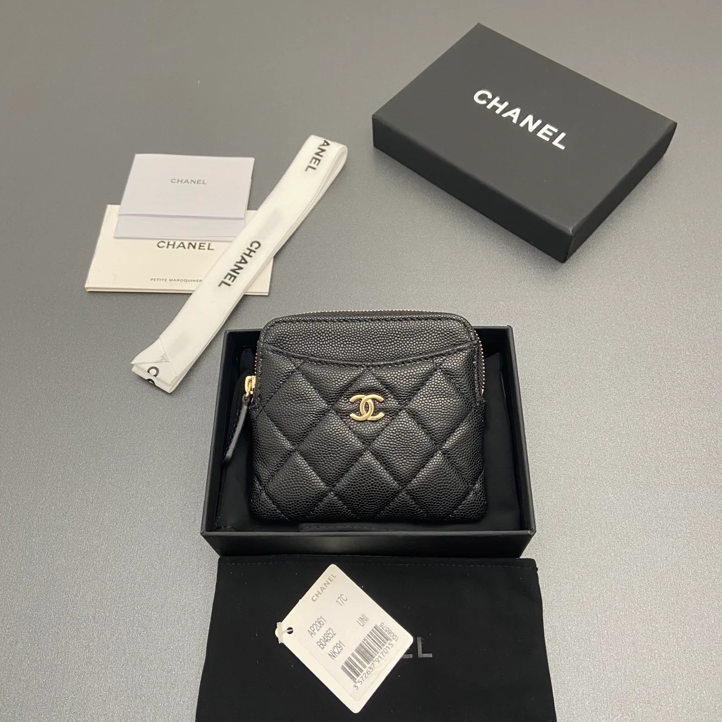 [Special grade hardware original leather] ¥380 Xiaoxiang small zipper bag card holder series Quilted card holder/wallet with iconic metal logo Gold tone metal hardware, special Italian imported leather 5 card slots, 1 small zipper bag No.: 2061 Black thin ball light gold hardware Size: w11.5×h10×d2cm