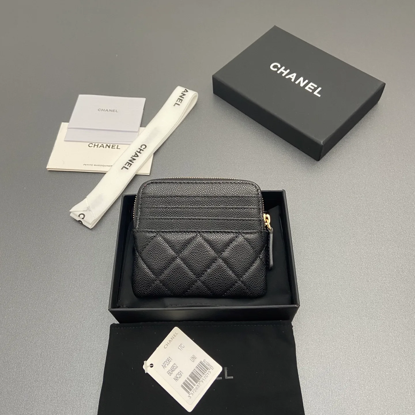 [Special grade hardware original leather] ¥380 Xiaoxiang small zipper bag card holder series Quilted card holder/wallet with iconic metal logo Gold tone metal hardware, special Italian imported leather 5 card slots, 1 small zipper bag No.: 2061 Black thin ball light gold hardware Size: w11.5×h10×d2cm
