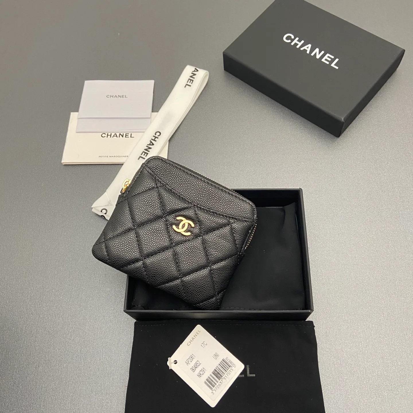 [Special grade hardware original leather] ¥380 Xiaoxiang small zipper bag card holder series Quilted card holder/wallet with iconic metal logo Gold tone metal hardware, special Italian imported leather 5 card slots, 1 small zipper bag No.: 2061 Black thin ball light gold hardware Size: w11.5×h10×d2cm