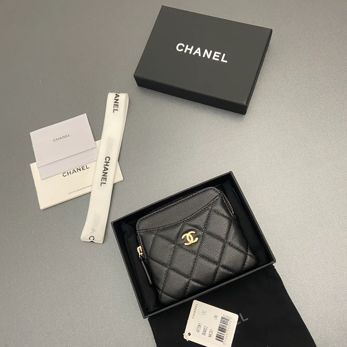 [Special grade hardware original leather] ¥380 Xiaoxiang small zipper bag card holder series Quilted card holder/wallet with iconic metal logo Gold tone metal hardware, special Italian imported leather 5 card slots, 1 small zipper bag No.: 2061 Black thin ball light gold hardware Size: w11.5×h10×d2cm