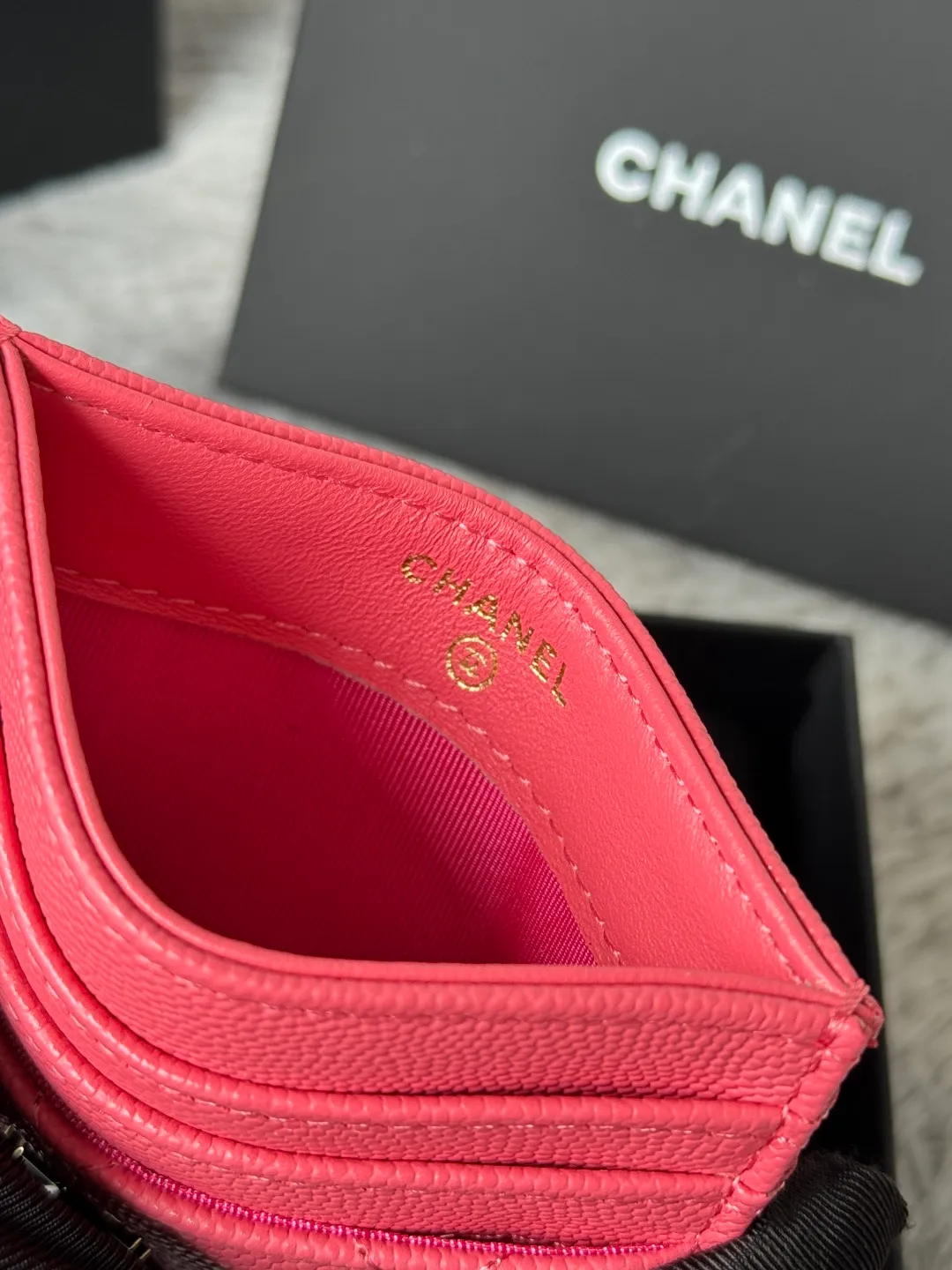 💰240💰 chanel 2025 new product card holder lambskin, seven card slots, can hold change, imported Italian lambskin + hardware logo, so beautiful, love it. The color is as shown in the picture, easy and fast storage, mini card holder No.: AP8944 Size: w11×h10cm