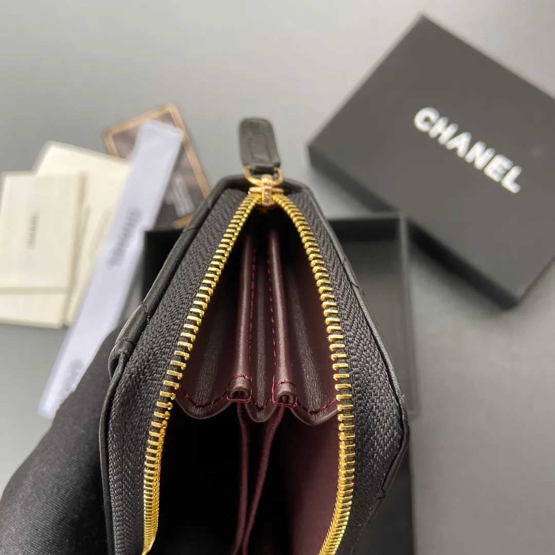 Xiaoxiang imported Italian sheepskin Item No.: A0216 Price: 260 Size: W11×H7.5×2cm Color: Black sheepskin with golden steel mark Usage: Small zipper bag