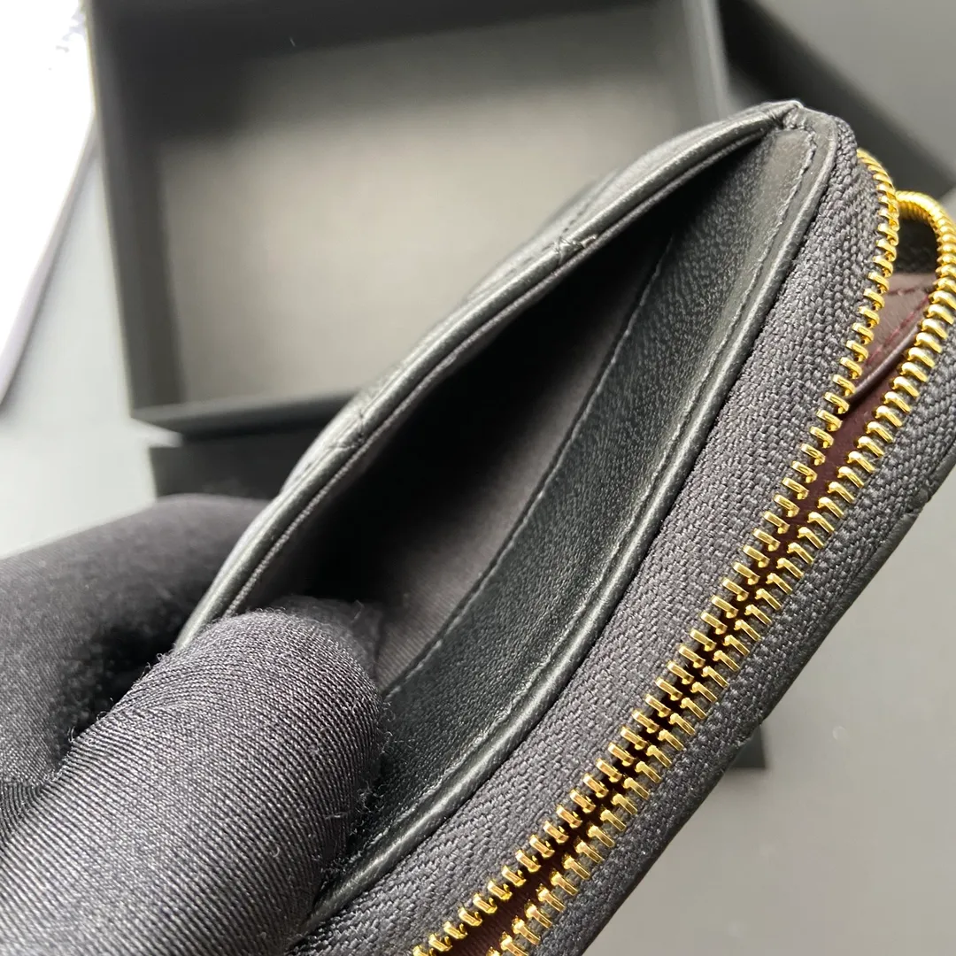 Xiaoxiang imported Italian sheepskin Item No.: A0216 Price: 260 Size: W11×H7.5×2cm Color: Black sheepskin with golden steel mark Usage: Small zipper bag