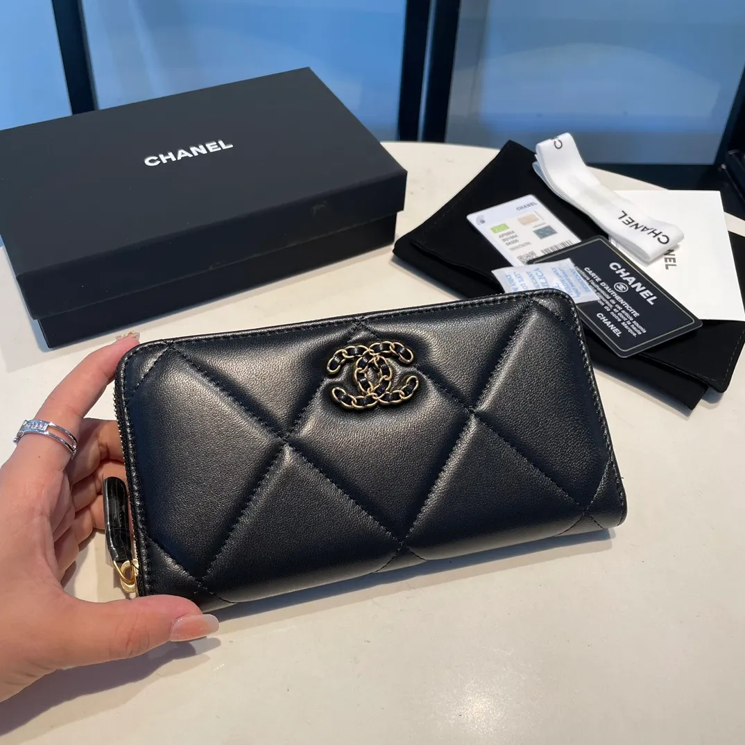 💰580😊 Upgraded version💋🆕 Ohanel new color🆕The latest long zipper wallet, the texture of goatskin is unparalleled 😼The 19 series that is the main promotion this season is the big rhombus, with a strong retro style👝 I want to buy every color🧸 The logo is eye-catching and unique, the goatskin has a light luster, and the temperament is instantly upupup❣The fashionable style and style are also jointly created by Karl and Viard. The first series launched by the new artistic director will be a key recommendation of the brand from this year to next year, conveying the essence of the brand, with a full set of packaging 0946🍃size: 19.5*10.5cm