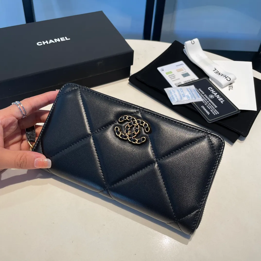 💰580😊 Upgraded version💋🆕 Ohanel new color🆕The latest long zipper wallet, the texture of goatskin is unparalleled 😼The 19 series that is the main promotion this season is the big rhombus, with a strong retro style👝 I want to buy every color🧸 The logo is eye-catching and unique, the goatskin has a light luster, and the temperament is instantly upupup❣The fashionable style and style are also jointly created by Karl and Viard. The first series launched by the new artistic director will be a key recommendation of the brand from this year to next year, conveying the essence of the brand, with a full set of packaging 0946🍃size: 19.5*10.5cm
