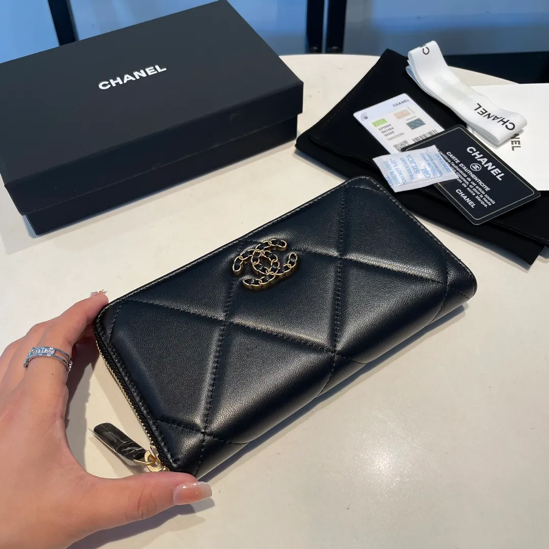 💰580😊 Upgraded version💋🆕 Ohanel new color🆕The latest long zipper wallet, the texture of goatskin is unparalleled 😼The 19 series that is the main promotion this season is the big rhombus, with a strong retro style👝 I want to buy every color🧸 The logo is eye-catching and unique, the goatskin has a light luster, and the temperament is instantly upupup❣The fashionable style and style are also jointly created by Karl and Viard. The first series launched by the new artistic director will be a key recommendation of the brand from this year to next year, conveying the essence of the brand, with a full set of packaging 0946🍃size: 19.5*10.5cm