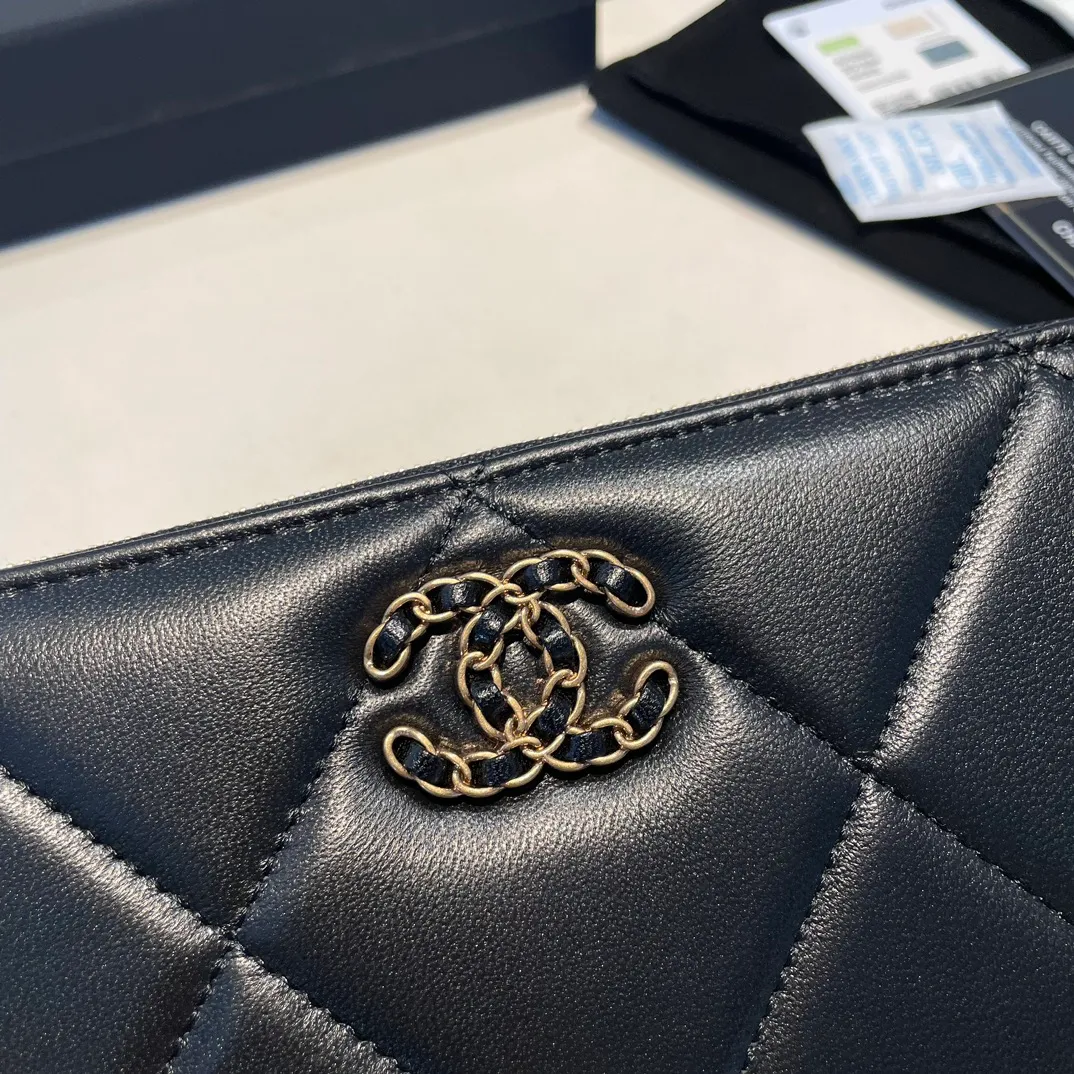 💰580😊 Upgraded version💋🆕 Ohanel new color🆕The latest long zipper wallet, the texture of goatskin is unparalleled 😼The 19 series that is the main promotion this season is the big rhombus, with a strong retro style👝 I want to buy every color🧸 The logo is eye-catching and unique, the goatskin has a light luster, and the temperament is instantly upupup❣The fashionable style and style are also jointly created by Karl and Viard. The first series launched by the new artistic director will be a key recommendation of the brand from this year to next year, conveying the essence of the brand, with a full set of packaging 0946🍃size: 19.5*10.5cm