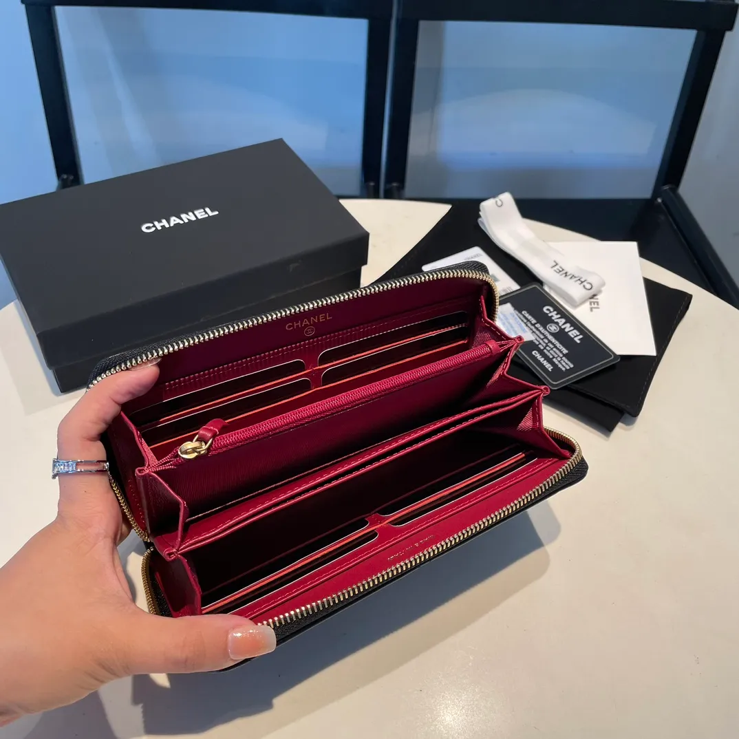 💰580😊 Upgraded version💋🆕 Ohanel new color🆕The latest long zipper wallet, the texture of goatskin is unparalleled 😼The 19 series that is the main promotion this season is the big rhombus, with a strong retro style👝 I want to buy every color🧸 The logo is eye-catching and unique, the goatskin has a light luster, and the temperament is instantly upupup❣The fashionable style and style are also jointly created by Karl and Viard. The first series launched by the new artistic director will be a key recommendation of the brand from this year to next year, conveying the essence of the brand, with a full set of packaging 0946🍃size: 19.5*10.5cm