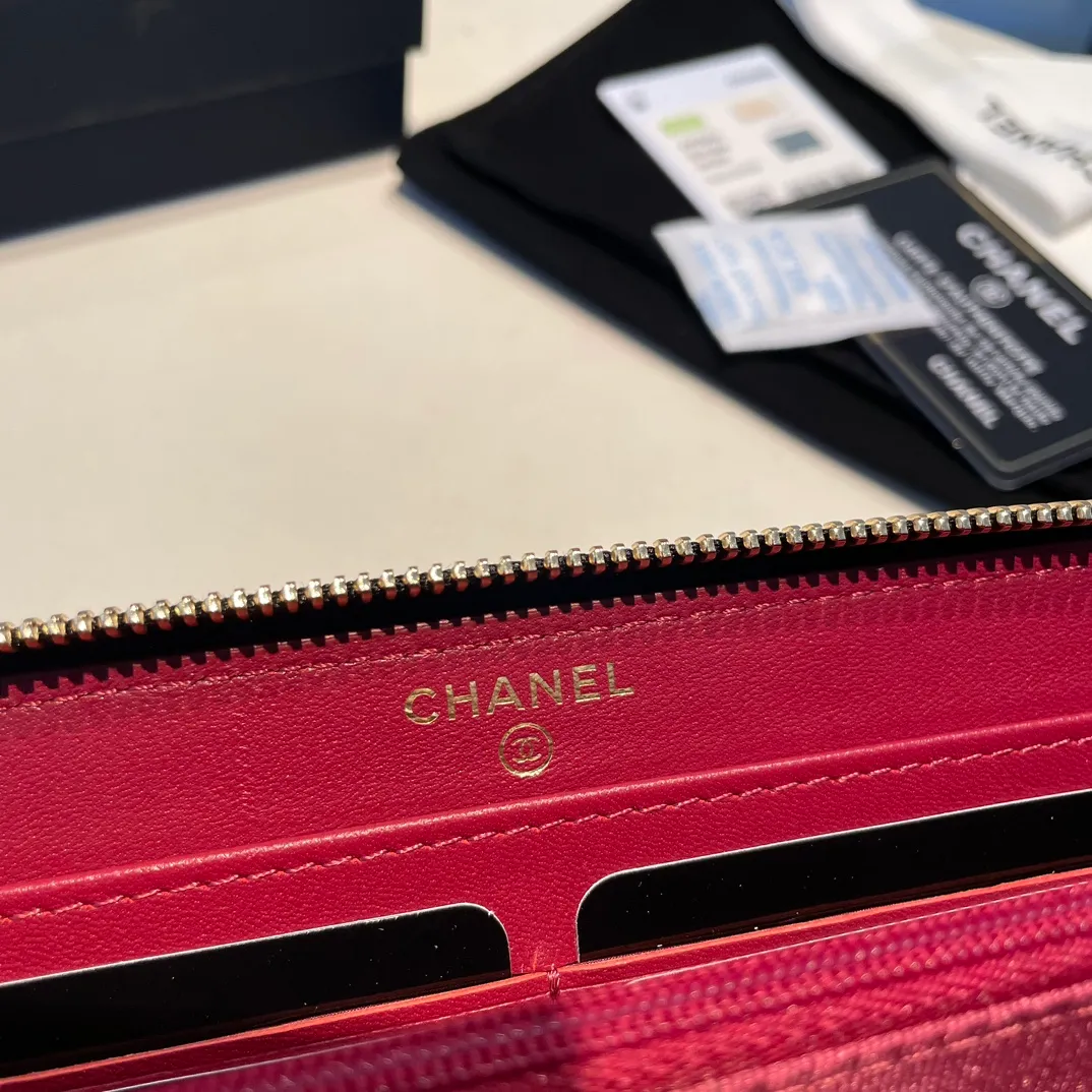 💰580😊 Upgraded version💋🆕 Ohanel new color🆕The latest long zipper wallet, the texture of goatskin is unparalleled 😼The 19 series that is the main promotion this season is the big rhombus, with a strong retro style👝 I want to buy every color🧸 The logo is eye-catching and unique, the goatskin has a light luster, and the temperament is instantly upupup❣The fashionable style and style are also jointly created by Karl and Viard. The first series launched by the new artistic director will be a key recommendation of the brand from this year to next year, conveying the essence of the brand, with a full set of packaging 0946🍃size: 19.5*10.5cm