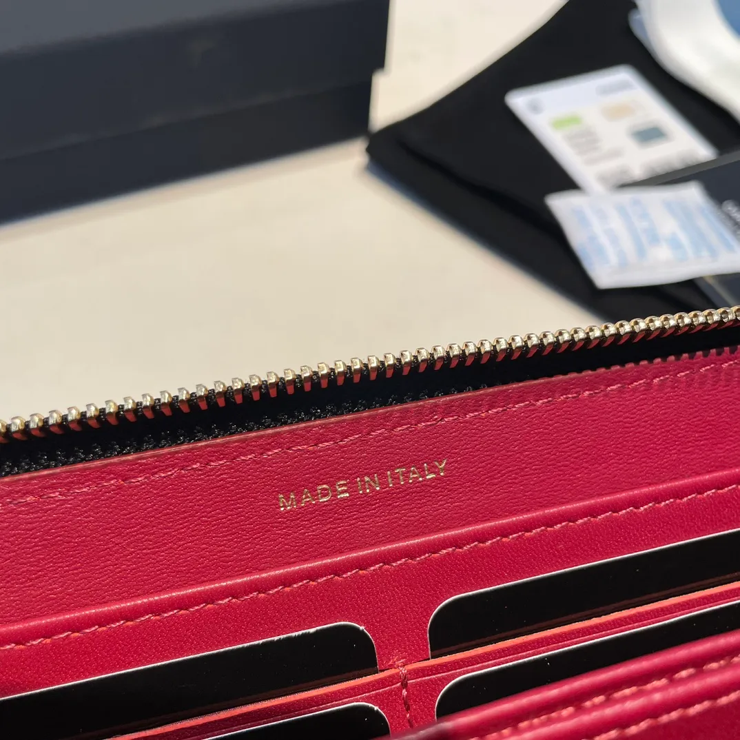 💰580😊 Upgraded version💋🆕 Ohanel new color🆕The latest long zipper wallet, the texture of goatskin is unparalleled 😼The 19 series that is the main promotion this season is the big rhombus, with a strong retro style👝 I want to buy every color🧸 The logo is eye-catching and unique, the goatskin has a light luster, and the temperament is instantly upupup❣The fashionable style and style are also jointly created by Karl and Viard. The first series launched by the new artistic director will be a key recommendation of the brand from this year to next year, conveying the essence of the brand, with a full set of packaging 0946🍃size: 19.5*10.5cm
