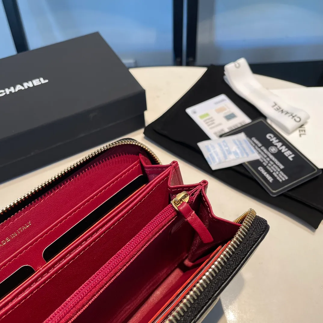 💰580😊 Upgraded version💋🆕 Ohanel new color🆕The latest long zipper wallet, the texture of goatskin is unparalleled 😼The 19 series that is the main promotion this season is the big rhombus, with a strong retro style👝 I want to buy every color🧸 The logo is eye-catching and unique, the goatskin has a light luster, and the temperament is instantly upupup❣The fashionable style and style are also jointly created by Karl and Viard. The first series launched by the new artistic director will be a key recommendation of the brand from this year to next year, conveying the essence of the brand, with a full set of packaging 0946🍃size: 19.5*10.5cm