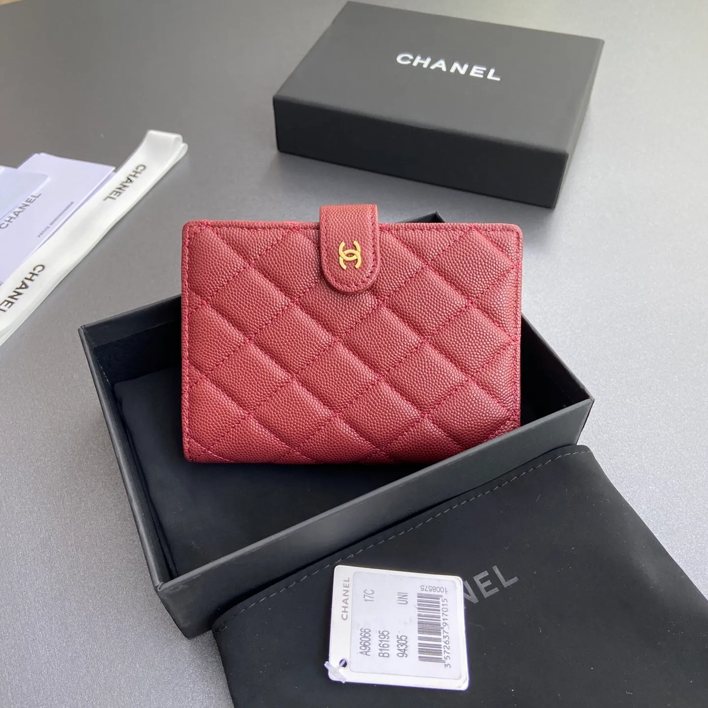 [Premium Hardware Original Leather] ¥440 Xiaoxiang Passport Holder Series Quilted with iconic metal logo Gold tone metal hardware, special Italian imported leather 4 card slots, 1 small zipper pocket. 1 banknote compartment, 1 passport holder card slot No.: 96066 Burgundy fine ball gold Size: w10×h14×d2cm
